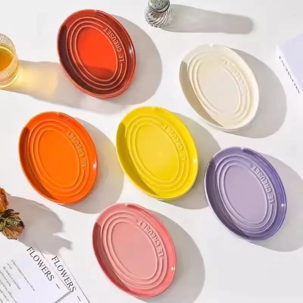 Home Cooking Recipes - ル・クルーゼ セラミック製 スプーンスタンド。キッチンや家庭で使用できる、シンプルな色合いのスープスプーントレイ。丸い形状で、フォークなどにも対応。